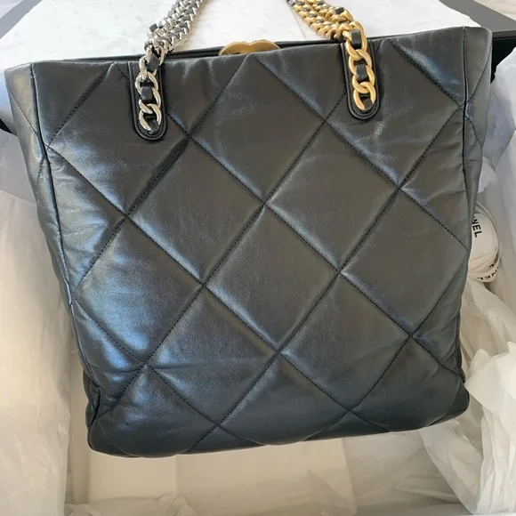 Chanel 19 shopping bag. (2022) She’s a BEAUTY! - Picture 2 of 11